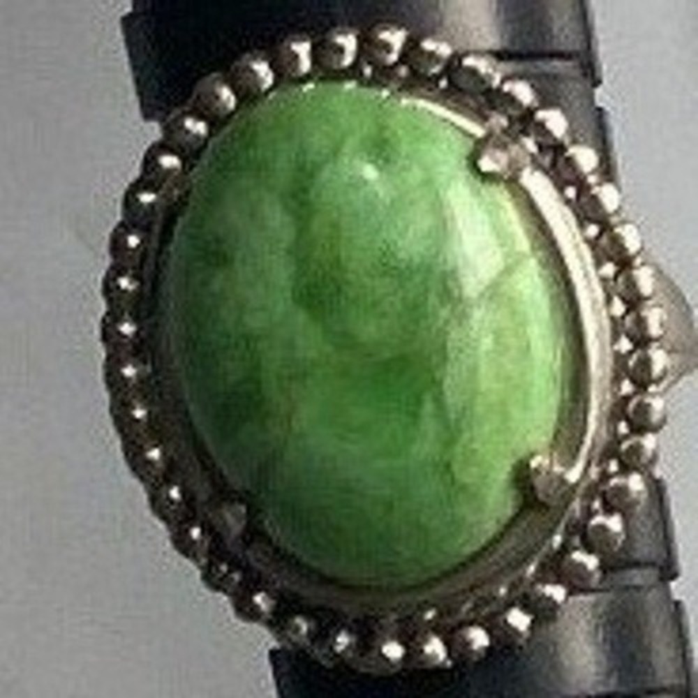 Oval Green Cabochon Beaded Border Ring – Silver Tone